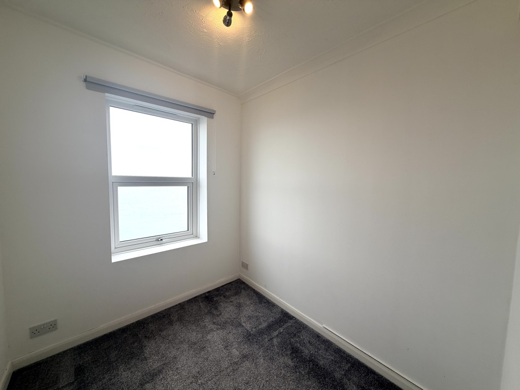 Lot: 58 - TWO-BEDROOM FLAT WITH VIEWS AND SHARE OF FREEHOLD - Bedroom two